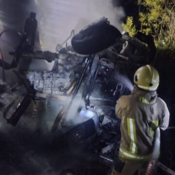Снятинські рятувальники ліквідували пожежу двох автомобілів після ДТП Снятинські рятувальники ліквідували пожежу двох автомобілів після ДТП