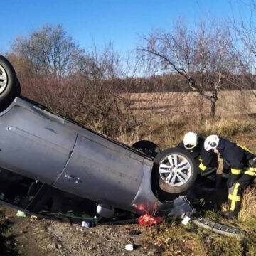 Надзвичайники ліквідували наслідки ДТП у Тлумацькій громаді, де перекинулось авто