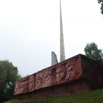 У Калуші остаточно демонтують останній радянський пам’ятник У Калуші остаточно демонтують останній радянський пам’ятник