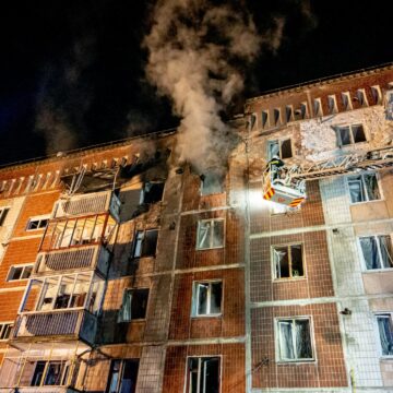 В Тернополі російський БПЛА влучив у багатоповерхівку, є загиблі та постраждалі В Тернополі російський БПЛА влучив у багатоповерхівку, є загиблі та постраждалі