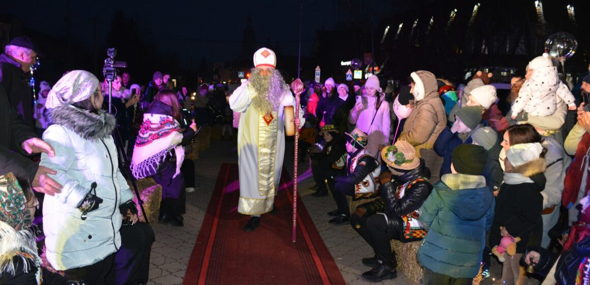 У Надвірній втретє відкрили мистецький проєкт «Подорож до Різдва» У Надвірній втретє відкрили мистецький проєкт «Подорож до Різдва»