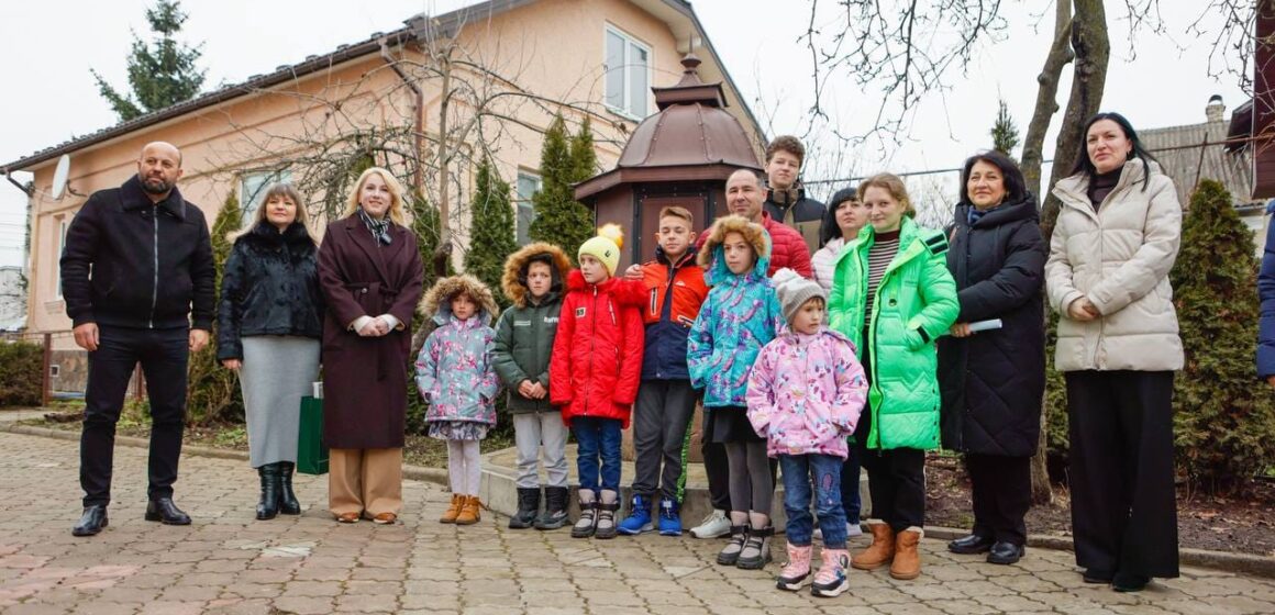 Для великої прийомної родини з Херсонщини придбали будинок в Галицькій громаді