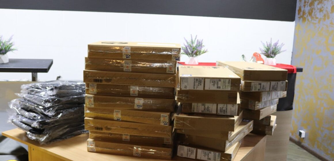 Заклади освіти та культури Калуської громади отримали ноутбуки від благодійників
