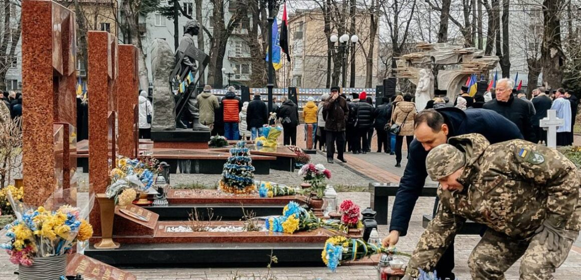 До Дня Збройних сил в Меморіальному сквері вшанували пам’ять полеглих героїв До Дня Збройних сил в Меморіальному сквері вшанували пам’ять полеглих героїв