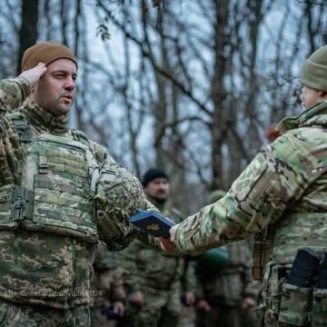 Захисник Тарас Сікачина з Надвірнянщини отримав почесний нагрудний знак «Золотий хрест» Захисник Тарас Сікачина з Надвірнянщини отримав почесний нагрудний знак «Золотий хрест»