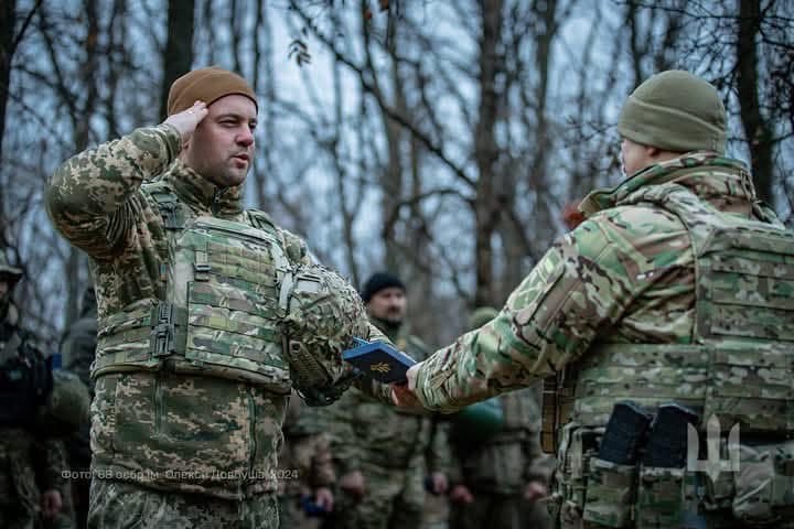 Захисник Тарас Сікачина з Надвірнянщини отримав почесний нагрудний знак «Золотий хрест» Захисник Тарас Сікачина з Надвірнянщини отримав почесний нагрудний знак «Золотий хрест»