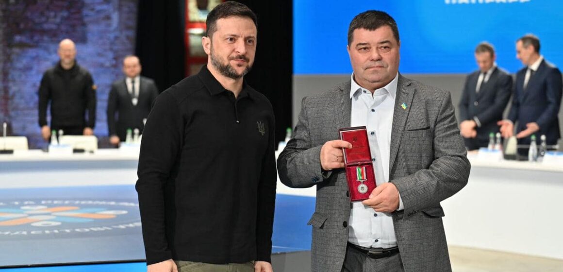 Президент вручив державну нагороду Лисецькому селищному голові Анатолію Лущаку