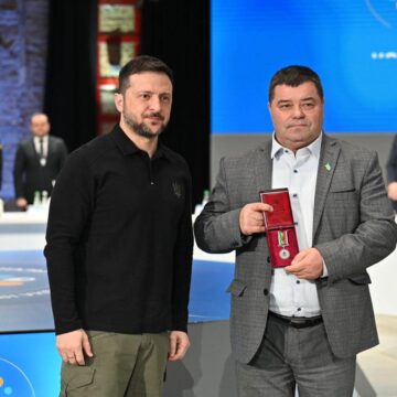 Президент вручив державну нагороду Лисецькому селищному голові Анатолію Лущаку Президент вручив державну нагороду Лисецькому селищному голові Анатолію Лущаку