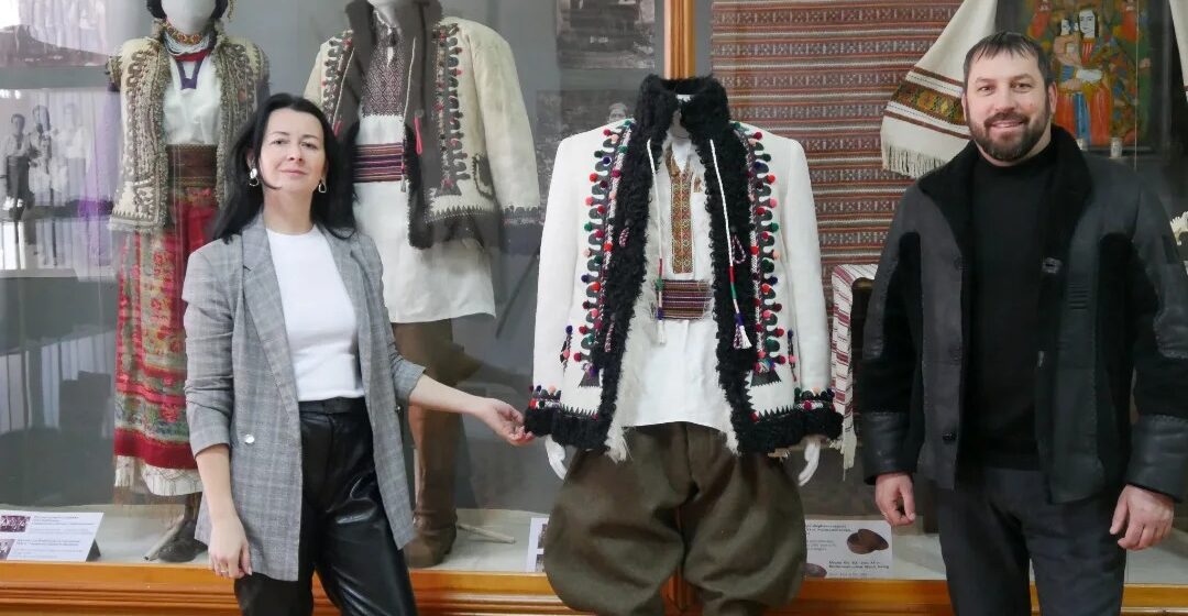 Відомий кушнір Михайло Вінтонюк пошив копію музейного експоната – старовинного кожуха початку ХХ століття з села Вербовець Косівського району