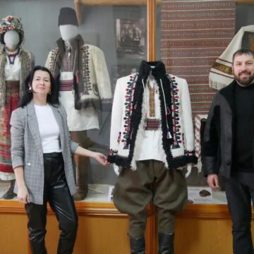 Відомий кушнір Михайло Вінтонюк пошив копію музейного експоната – старовинного кожуха початку ХХ століття з села Вербовець Косівського району