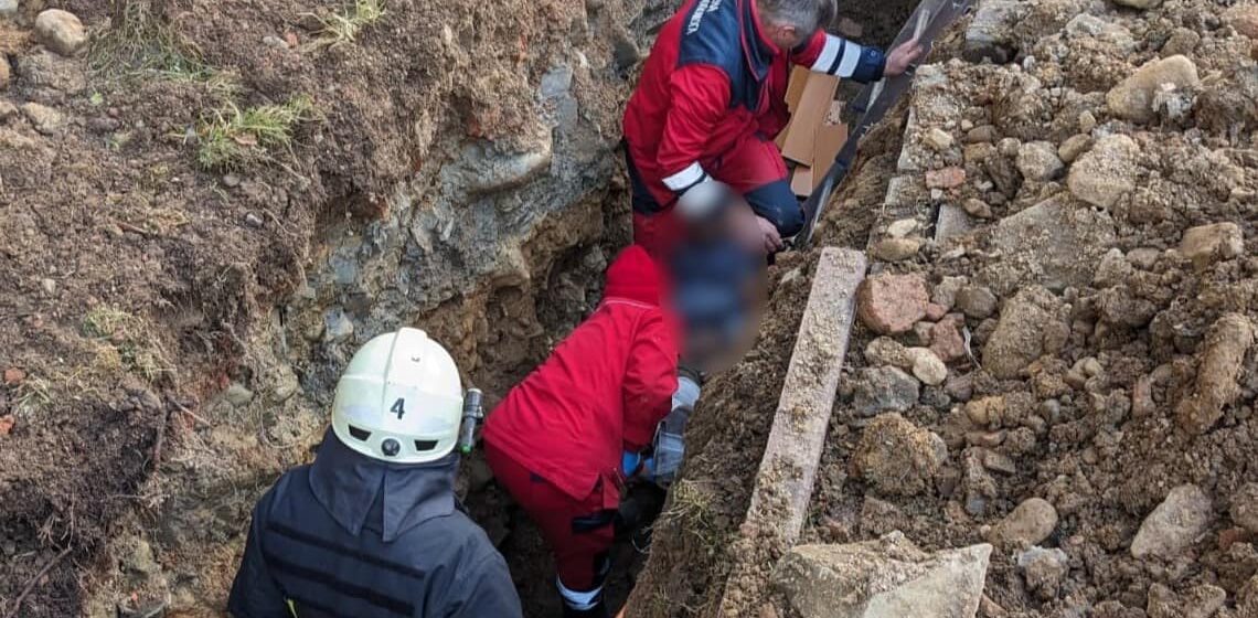 На Прикарпатті внаслідок обвалу ґрунту під завалами опинилися двоє чоловіків, один з них загинув