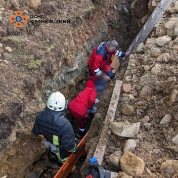 На Прикарпатті внаслідок обвалу ґрунту під завалами опинилися двоє чоловіків, один з них загинув