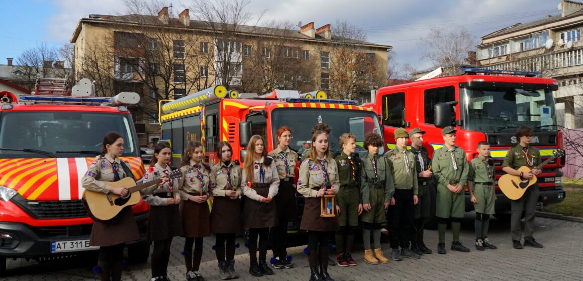 Рятувальникам Прикарпаття передали Вифлеємський вогонь миру