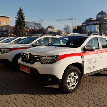 Для 14 закладів «первинки» Прикарпаття передали нові автомобілі “Renault Duster”