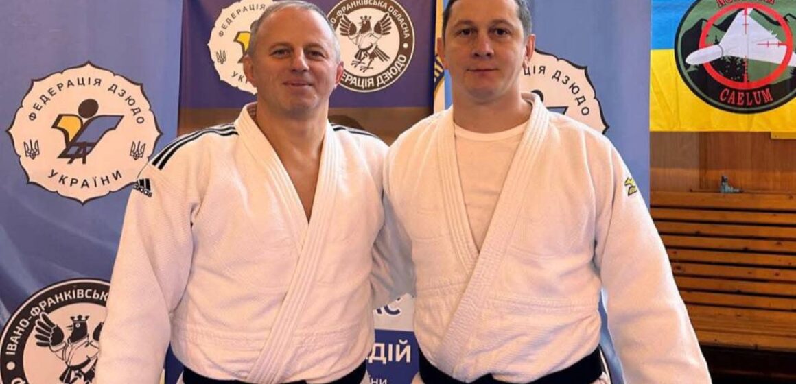 Тренеру самбо Андрію Микитину з Надвірної присвоєно звання «Заслужений тренер України» Тренеру самбо Андрію Микитину з Надвірної присвоєно звання «Заслужений тренер України»