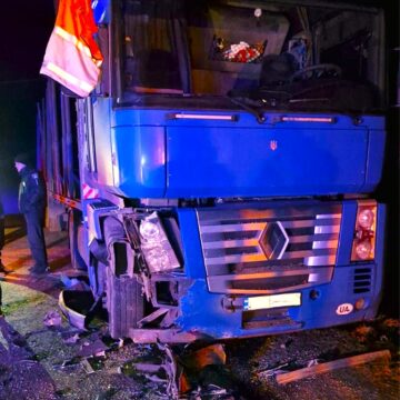 У Долині підліток за кермом легковика в’їхав у прикарковану вантажівку У Долині підліток за кермом легковика в’їхав у прикарковану вантажівку