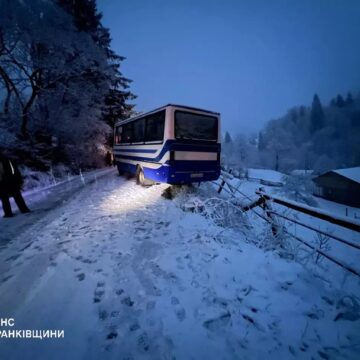 На Верховинщині автобус з пасажирами застряг на узбіччі дороги На Верховинщині автобус з пасажирами застряг на узбіччі дороги