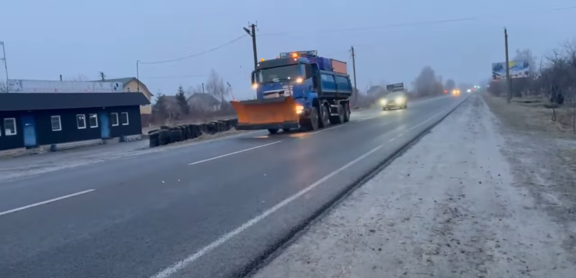 На дорогах державного значення Прикарпаття працює спецтехніка