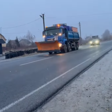 На дорогах державного значення Прикарпаття працює спецтехніка