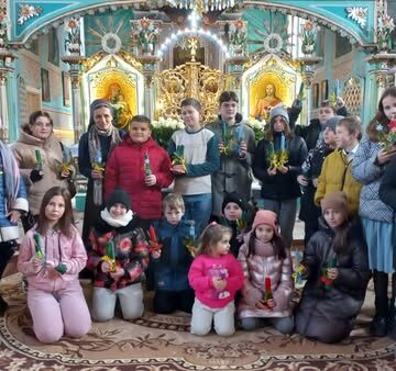 На Богородчанщині у парафії села Підгір’я діти виготовляли свічки, кошти з продажу яких передадуть на ЗСУ