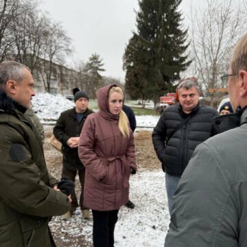 Світлана Онищук побувала у Бурштинській громаді, де ворог завдав ракетного удару