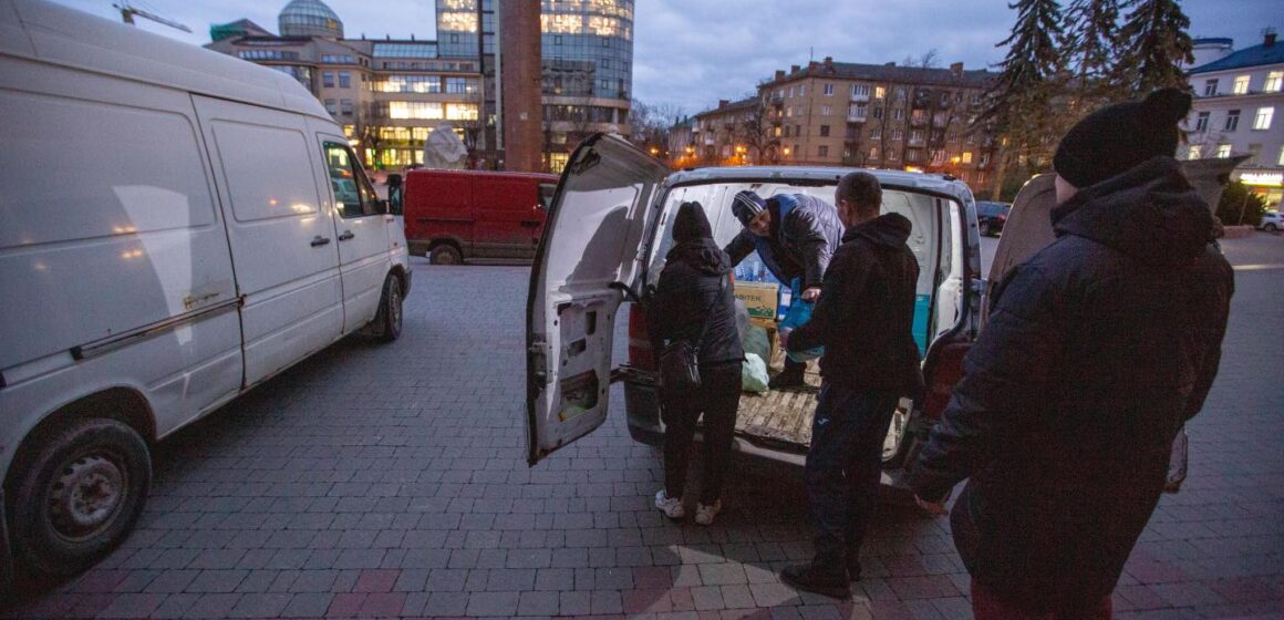 Пампухи і посилки поїхали до військових на передову з Івано-Франківська