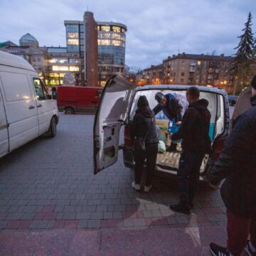 Пампухи і посилки поїхали до військових на передову з Івано-Франківська