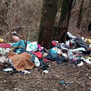 У середмісті Калуша комунальники виявили стихійне сміттєзвалище