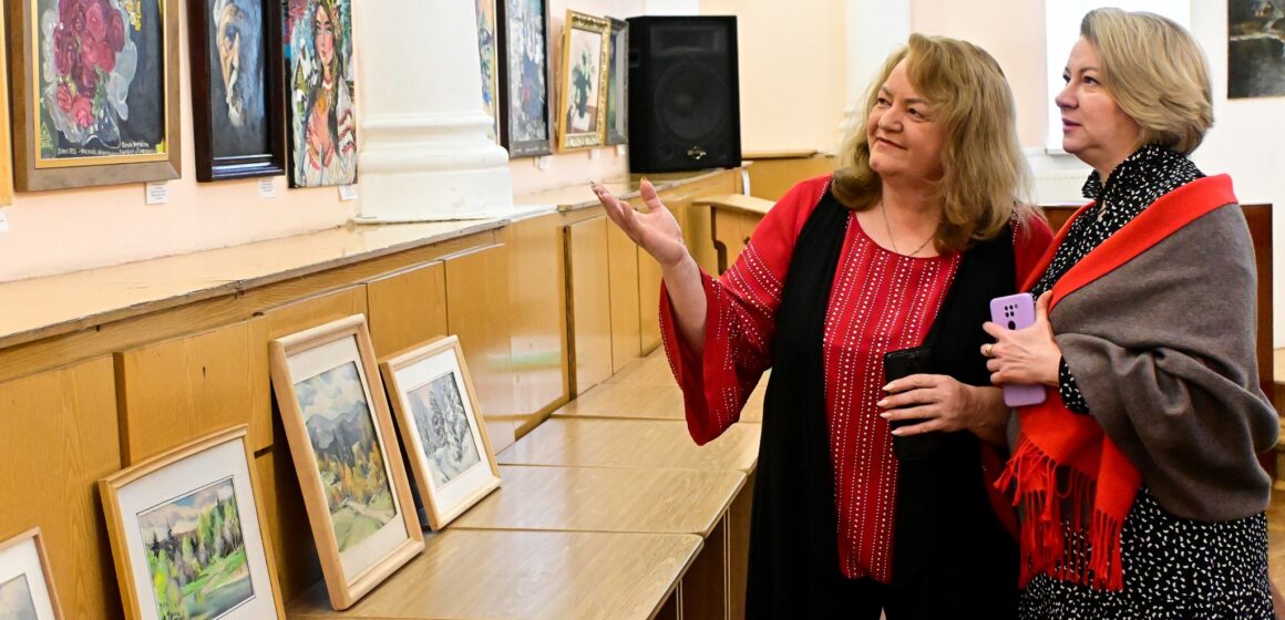 «Різдвяний вернісаж»: у Івано-Франківську відкрили традиційну виставку малярства