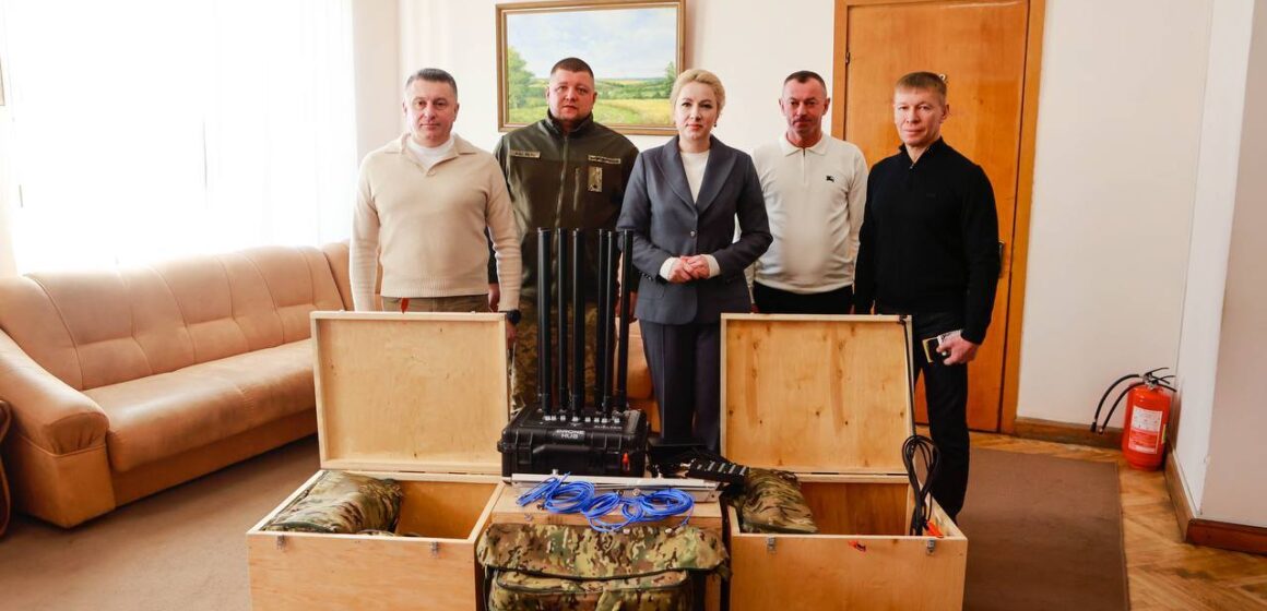 Світлана Онищук передала захисникам засоби радіоелектронної боротьби