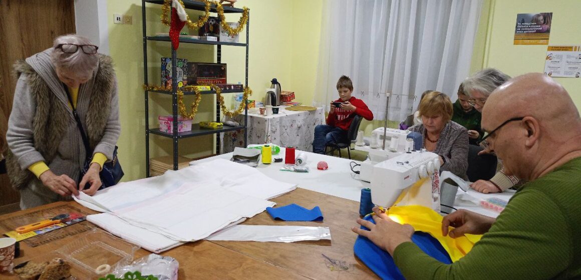 В Івано-Франківську ВПО та місцеві мешканці виготовляють патріотичні вироби для українських просторів