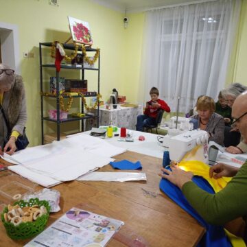 В Івано-Франківську ВПО та місцеві мешканці виготовляють патріотичні вироби для українських просторів