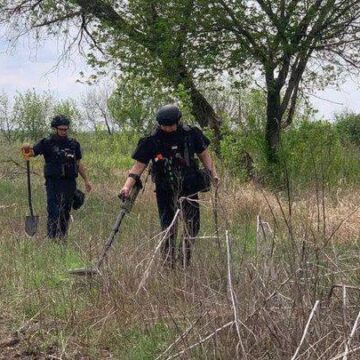 Впродовж року прикарпатські піротехніки знешкодили понад 1000 вибухонебезпечних предметів на Донеччині Впродовж року прикарпатські піротехніки знешкодили понад 1000 вибухонебезпечних предметів на Донеччині