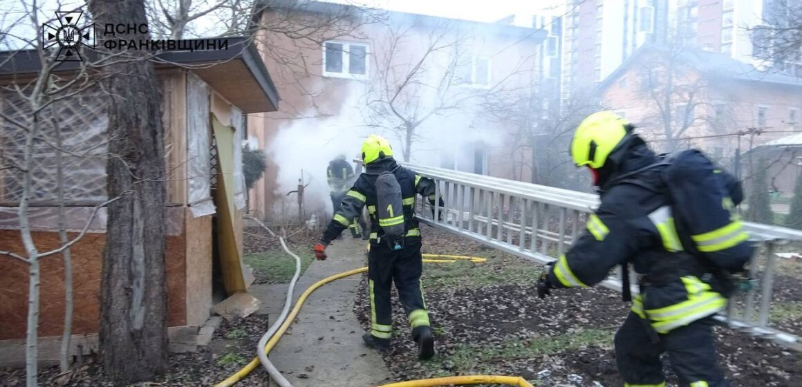 В Івано-Франківську горів двоповерховий житловий будинок (ФОТО)