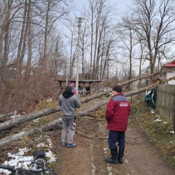 Через буревій на Прикарпатті знеструмлено 14 населених пунктів Через буревій на Прикарпатті знеструмлено 14 населених пунктів