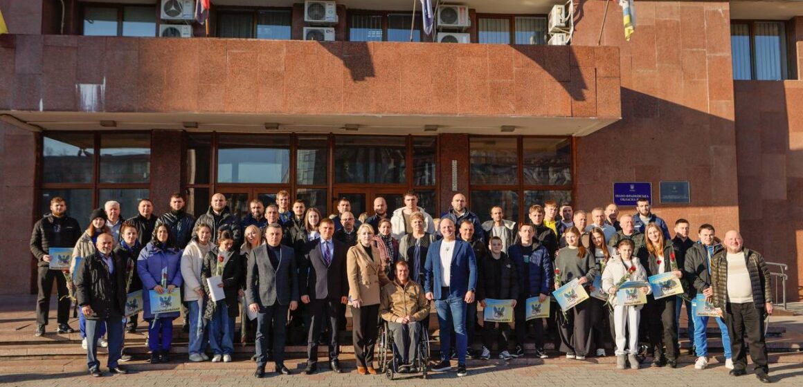 Спортсмени та тренери Прикарпаття, які цього року відзначились на міжнародних та всеукраїнських змаганнях, отримали грошові сертифікати