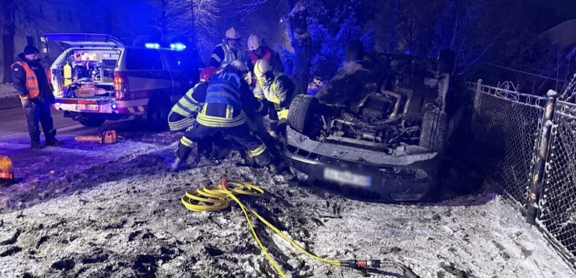 У Долині легковик врізався у дерево і перекинувся на дах: постраждало двоє людей