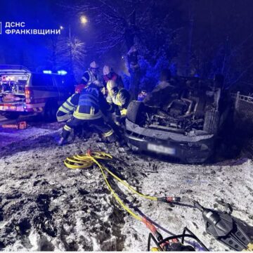 У Долині легковик врізався у дерево і перекинувся на дах: постраждало двоє людей