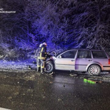 На Калущині зіткнулись дві автівки: на місці аварії працювали надзвичайники (ФОТО)