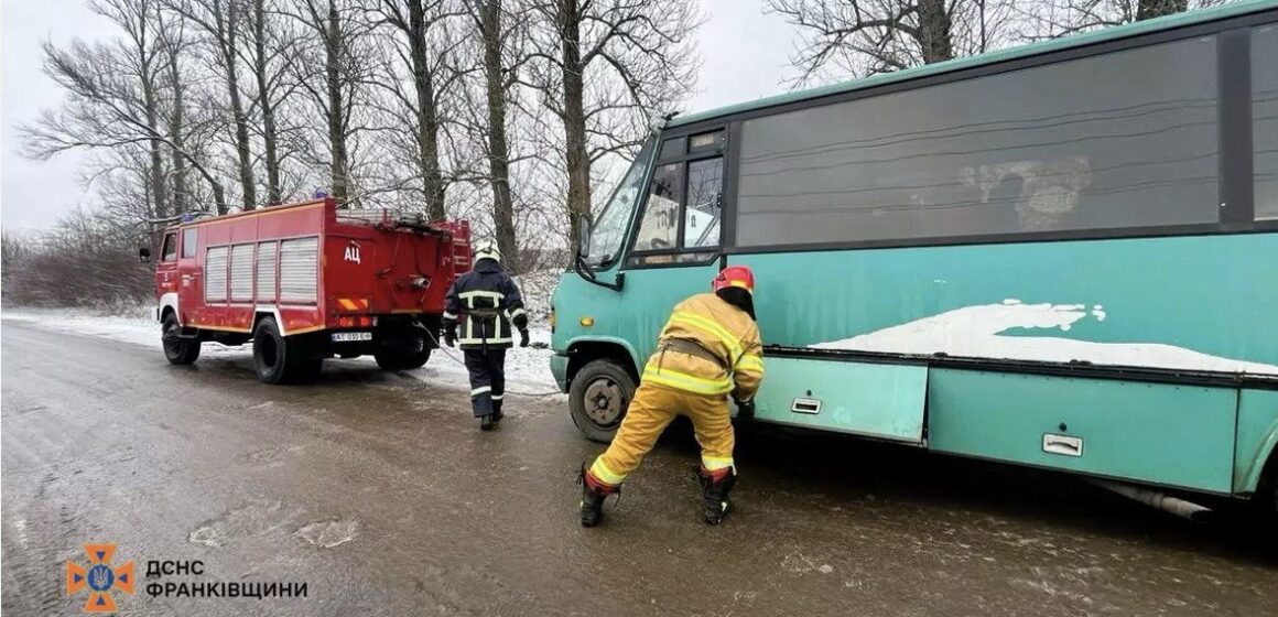 На Прикарпатті через ожеледь застряг рейсовий автобус: знадобилась допомога надзвичайників (ФОТО)