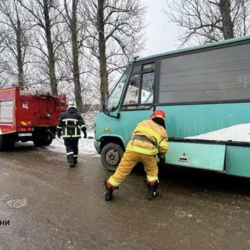 На Прикарпатті через ожеледь застряг рейсовий автобус: знадобилась допомога надзвичайників (ФОТО)