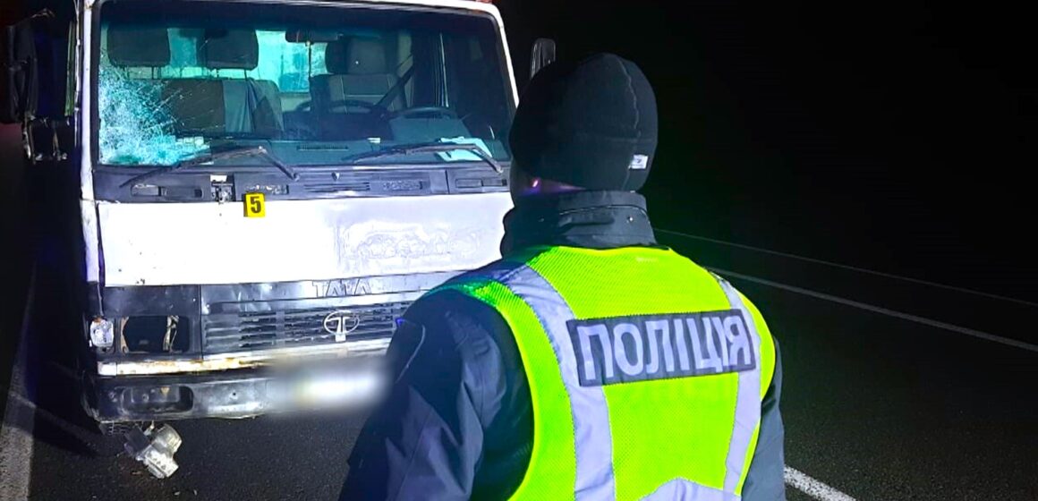 Загиблий пішохід, травмовані нетверезий керманич і пасажир легковика на Прикарпатті: слідчі розпочали розслідування за фактами автопригод