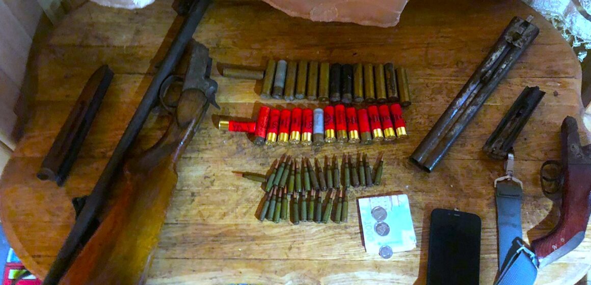 50-річний мешканець Ворохти зберігав вогнепальну зброю, боєприпаси та вибухові пристрої