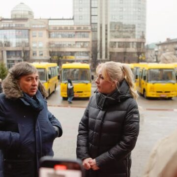 Прикарпаття отримало 17 нових шкільних автобусів