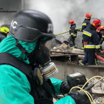 Прикарпатські рятувальники ліквідували наслідки чергової підступної російської атаки