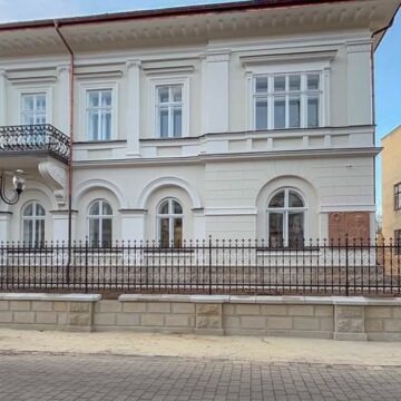 На вул. Шевченка після реставрації повернулась кована огорожа