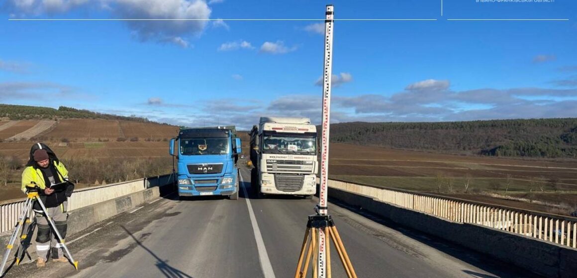 Шляховики провели випробування мосту через Дністер у селі Устечко