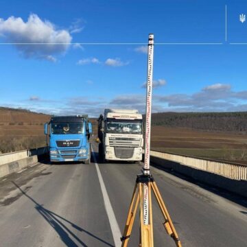 Шляховики провели випробування мосту через Дністер у селі Устечко