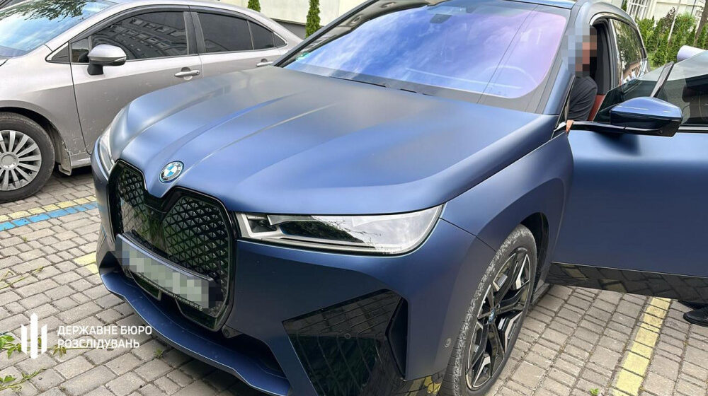 У родини прикарпатської посадовиці конфіскують люксовий автомобіль вартістю майже 3 млн гривень