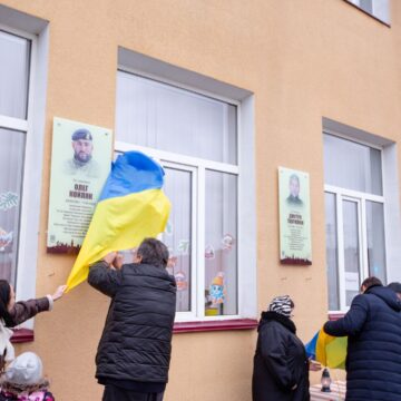 На фасаді ліцею у Вовчинці відкрили меморіальні дошки полеглим захисникам На фасаді ліцею у Вовчинці відкрили меморіальні дошки полеглим захисникам